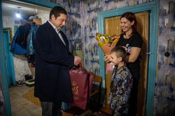 Алексей Островский исполнил мечту мальчика из Сафонова в рамках акции «Елка желаний»