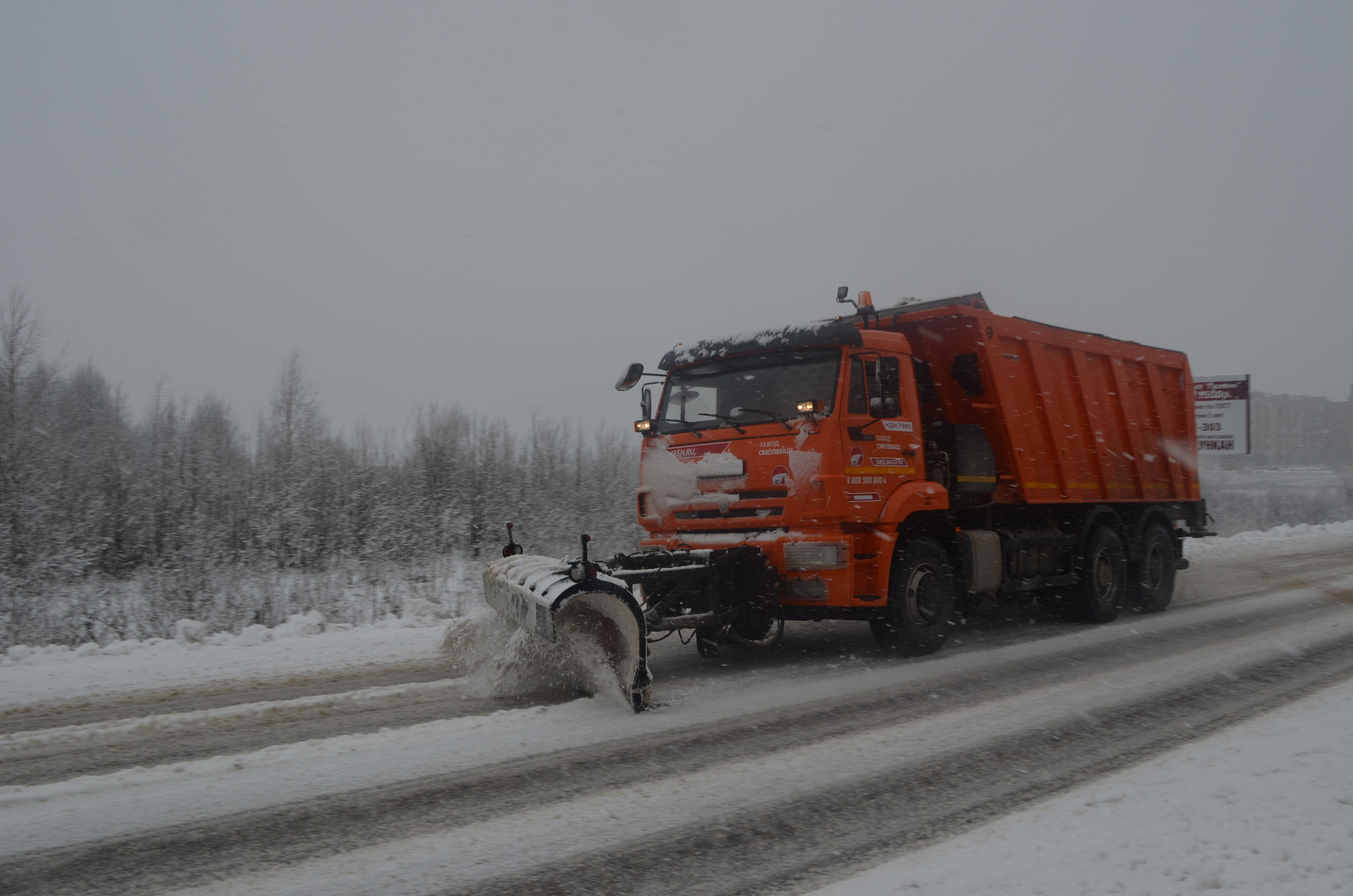 Опубликован список улиц Смоленска, где будет работать снегоуборочная техника со 2 по 8 января
