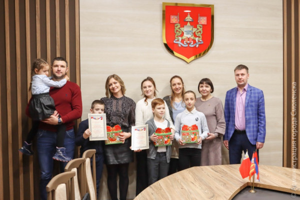 В Смоленске наградили спортивные семьи, победившие в конкурсе «Папа, мама, я – спортивная семья»
