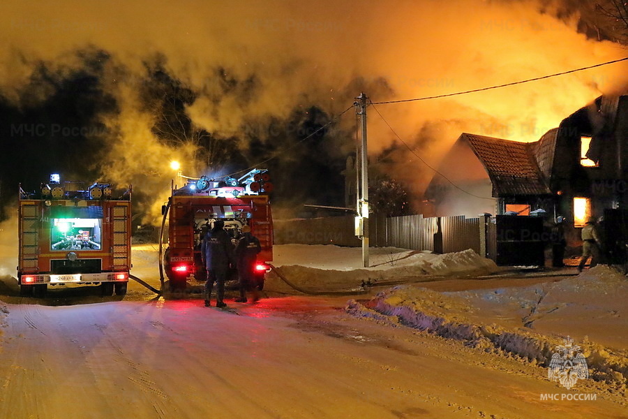 Ночью в Смоленском районе 20 спасателей тушили пожар в хозпостройке