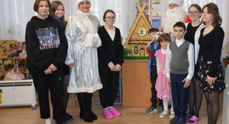 Смоленские таможенники поздравили воспитанников подшефного детского дома с праздниками