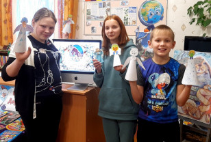 В Новодугинской библиотеке прошел мастер-класс для детей по изготовлению Рождественского Ангела 