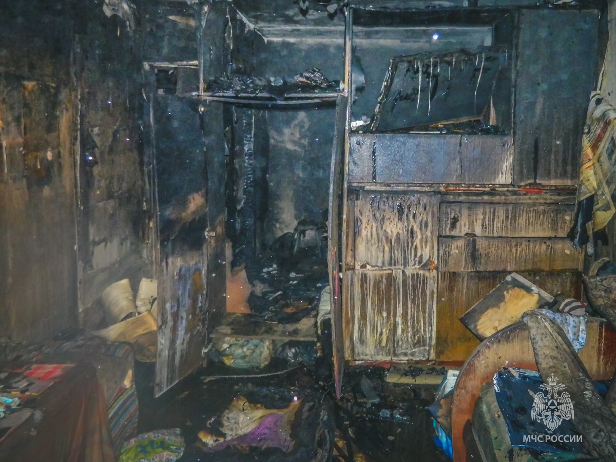 Ночью пожарные спасли 28 человек из задымлённого в Смоленске жилого дома