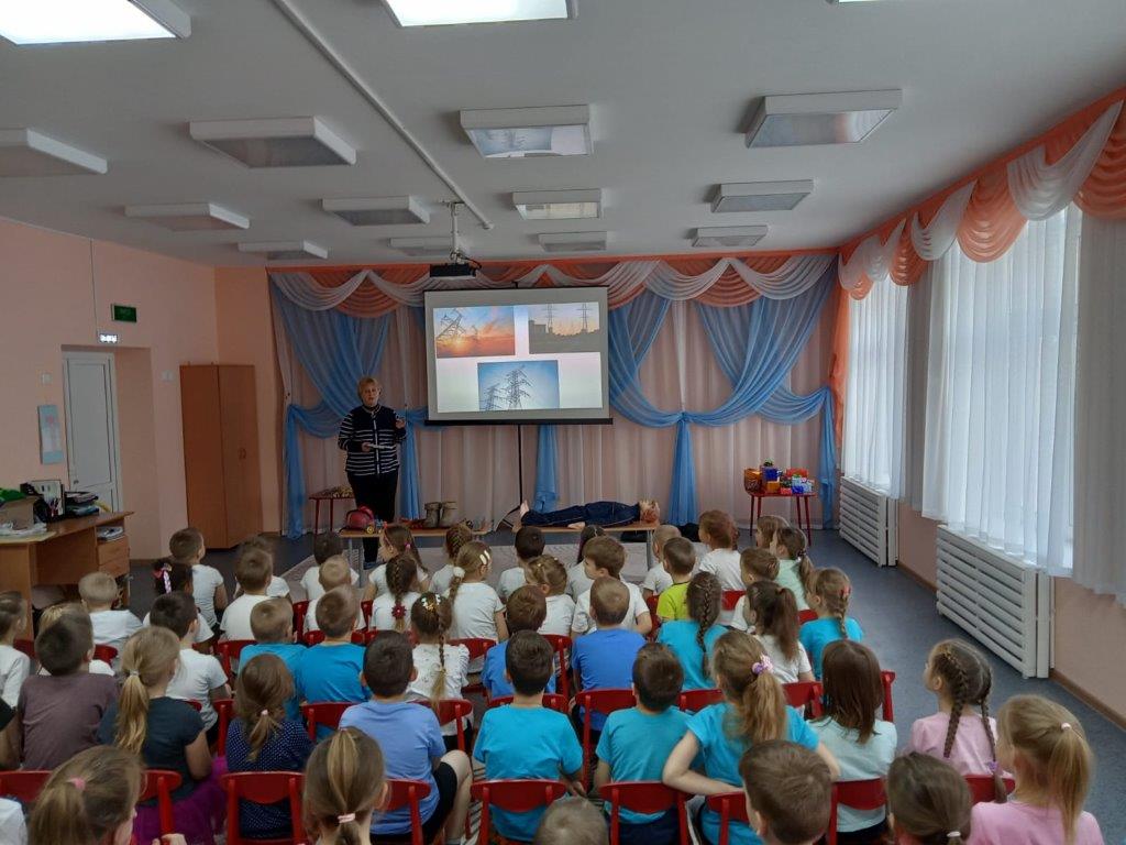  В 2022 году сотрудники Смоленскэнерго посетили больше 80 школ с мероприятиями по электробезопасности