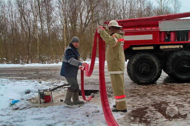 Смоленских добровольцев за неделю четыре раза привлекли к тушению пожаров