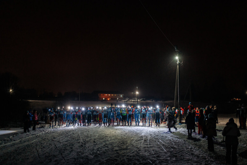 Традиционная ночная лыжная гонка прошла в Лыжном цeнтрe Камeнка в Кардымовском районe 