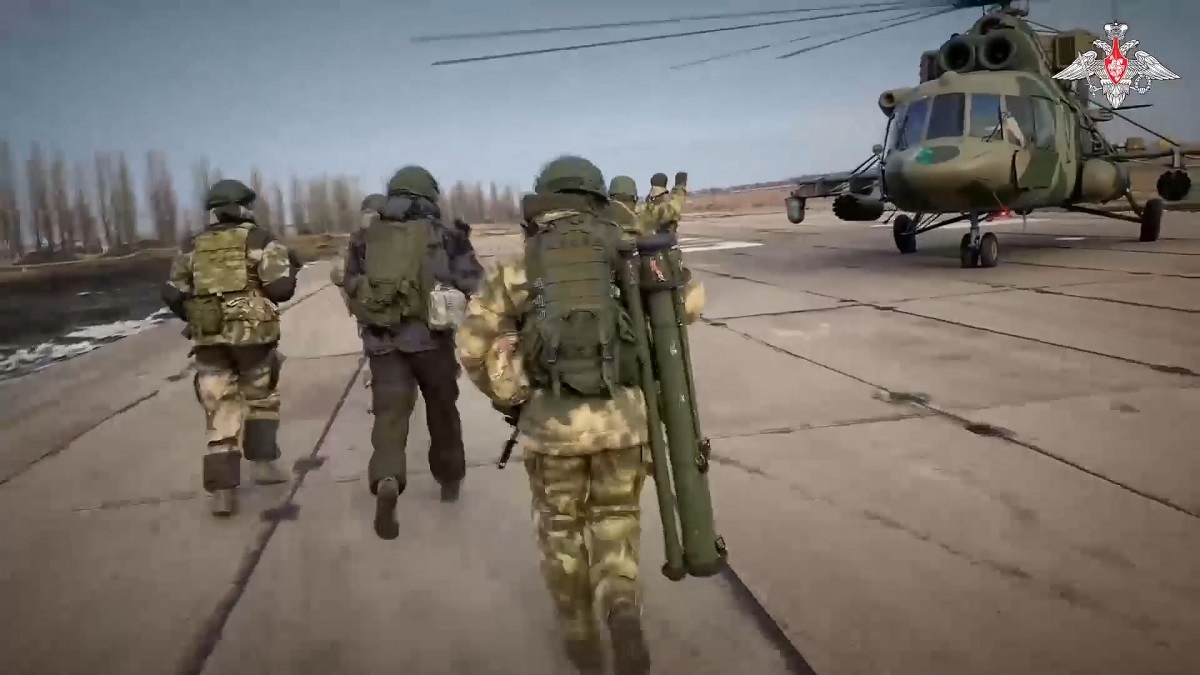 В Минобороны РФ показали кадры боевой работы ударных вертолётов