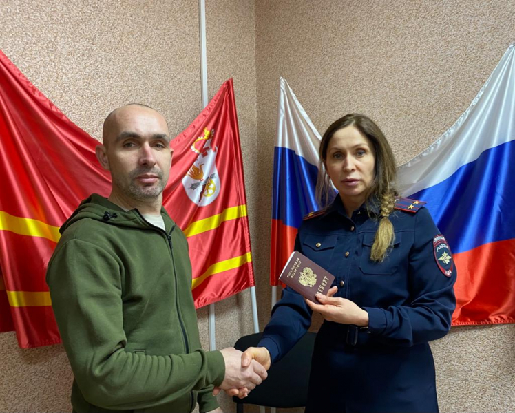 В Смоленске вручили паспорта РФ жителям, прибывшим из ДНР