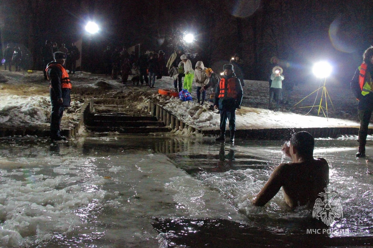 В Смоленской области 3950 жителей отметили Крещение купанием в ледяной воде