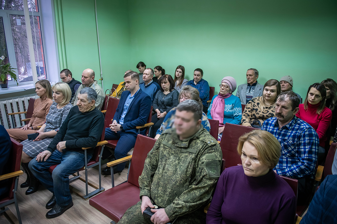 Алексей Островский встретился с жителями поселка Шаталово-1 по вопросам ремонта дороги