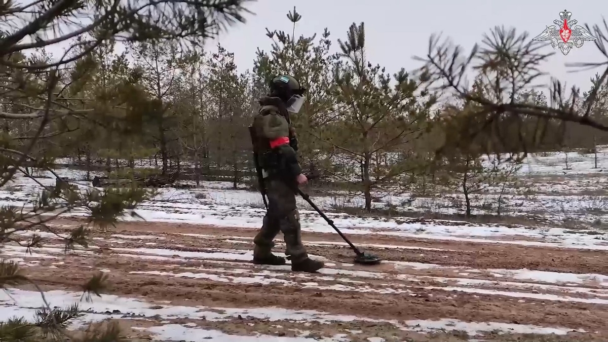 Минобороны РФ поделилось видеозаписью работы сапёров в зоне СВО
