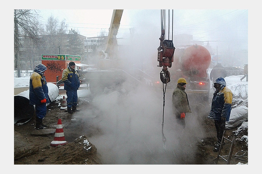 В Смоленске специалисты «Квадры» устраняют аварию на участке магистральной сети на улице Попова 