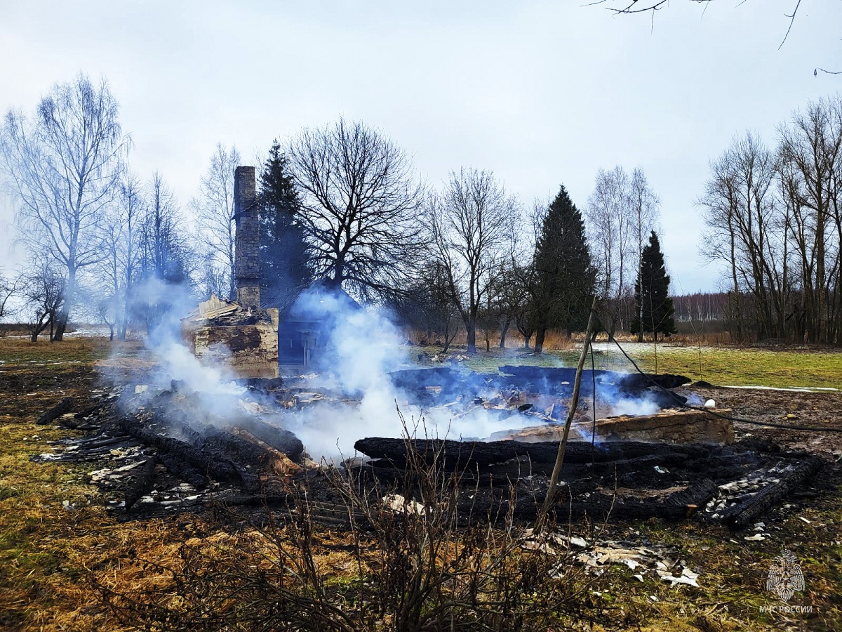 В Кардымовском районе пожар полностью уничтожил деревенский дом