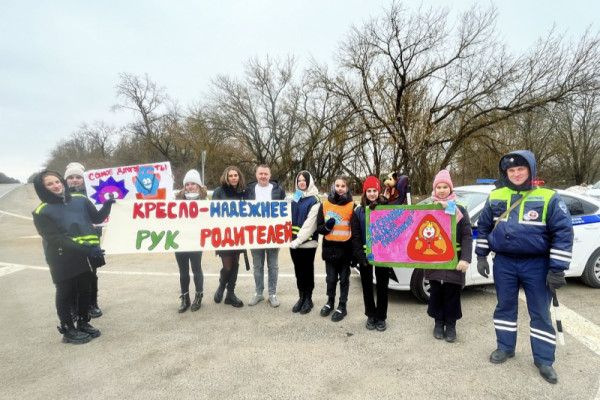 В Смоленской области сотрудники ГИБДД и отряд Юных инспекторов движения провели акцию «Автокресло – надежнее рук родителей!»
