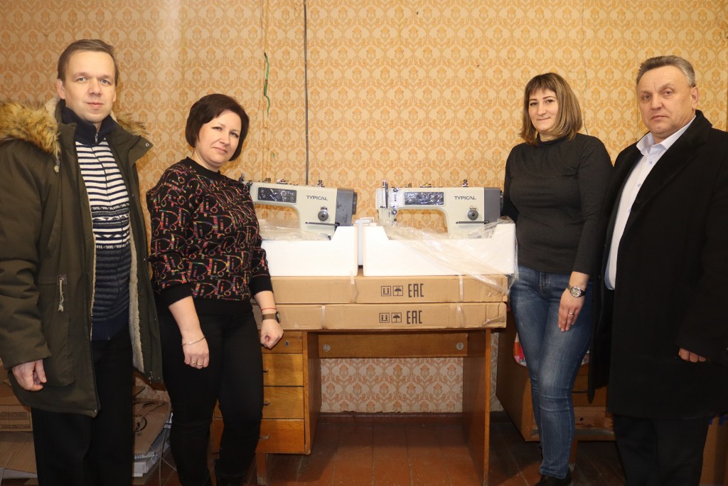 В Смоленской области для монастырщинских волонтеров приобрели две швейные машинки