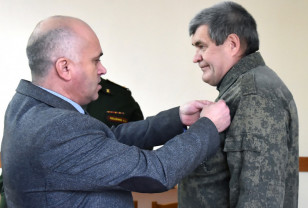В Краснинском районе Смоленской области участнику СВО вручили медаль «За отвагу»