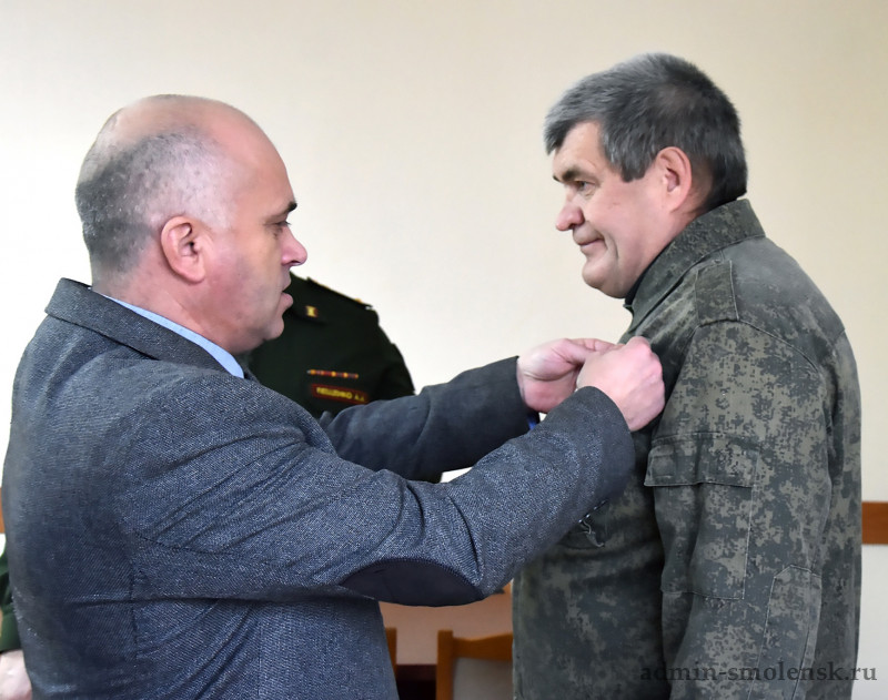 В Краснинском районе Смоленской области участнику СВО вручили медаль «За отвагу»