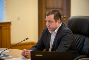 Губернатор Алексей Островский проводит прямой эфир с жителями Угранского района
