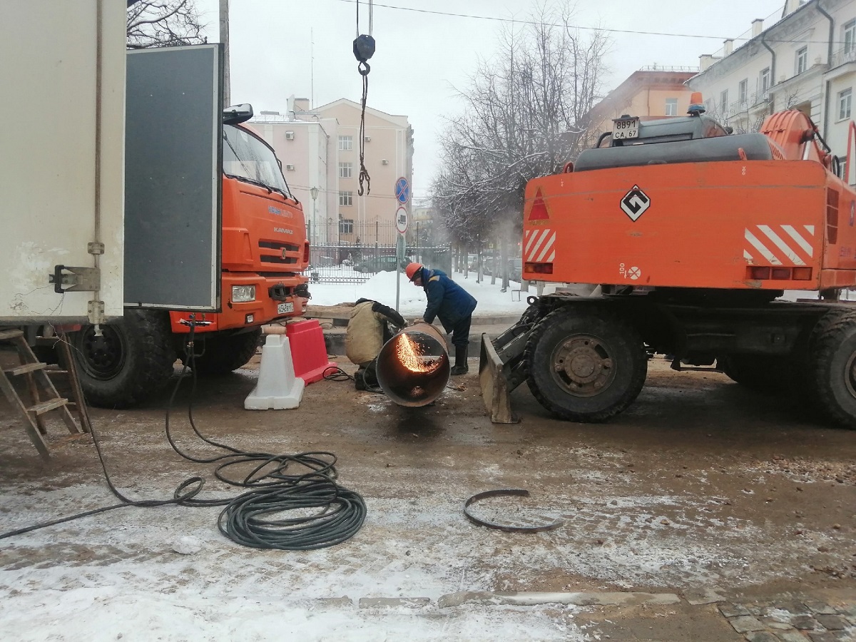 В Смоленске завершаются работы по ликвидации коммунальной аварии