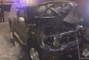 Ночью в Смоленске загорелся припаркованный Mitsubishi Pajero