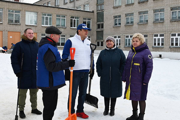 В Смоленске активисты «Единой России» провели субботник на территории школы