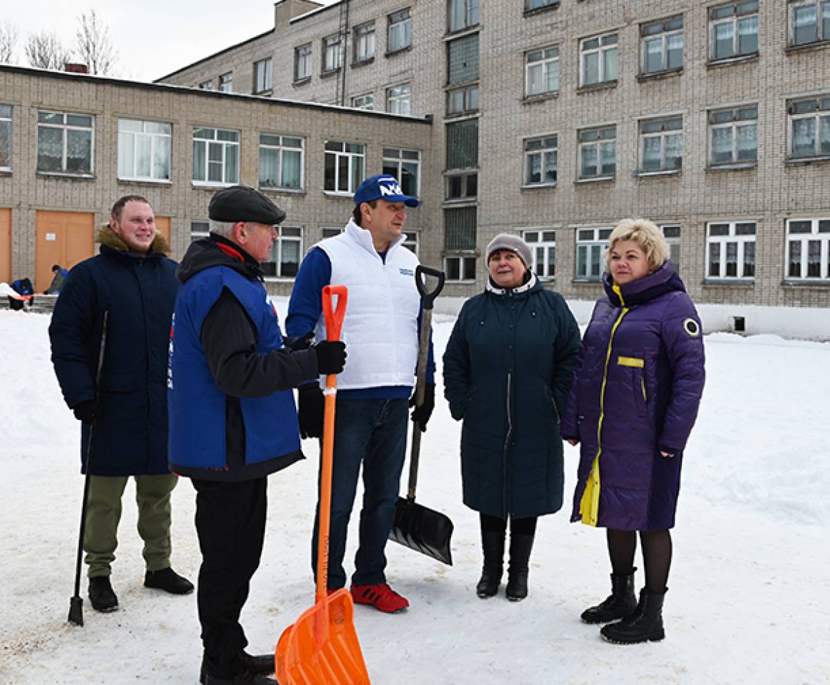 В Смоленске активисты «Единой России» провели субботник на территории школы