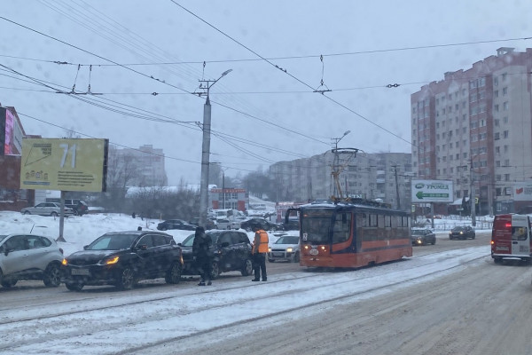В Смоленске ДТП спровоцировало остановку общественного транспорта