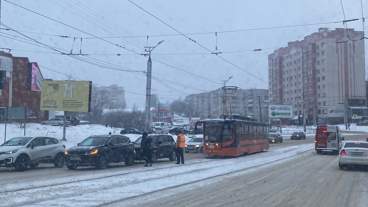 В Смоленске ДТП спровоцировало остановку общественного транспорта