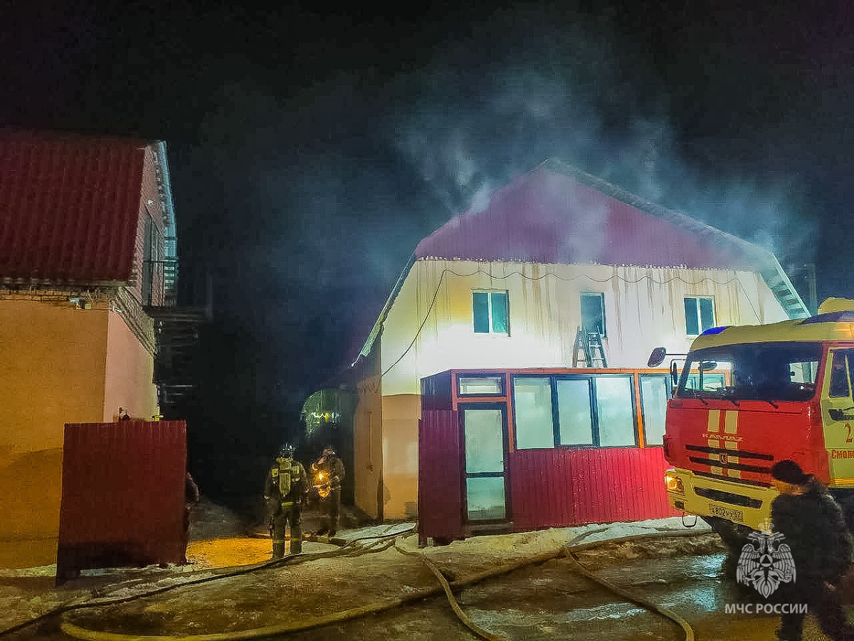 Пожарным удалось спасти Кардымовскую баню от полного уничтожения