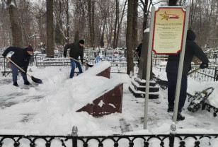 В Смоленске сотрудники Управления по конвоированию провели субботник на Братском кладбище