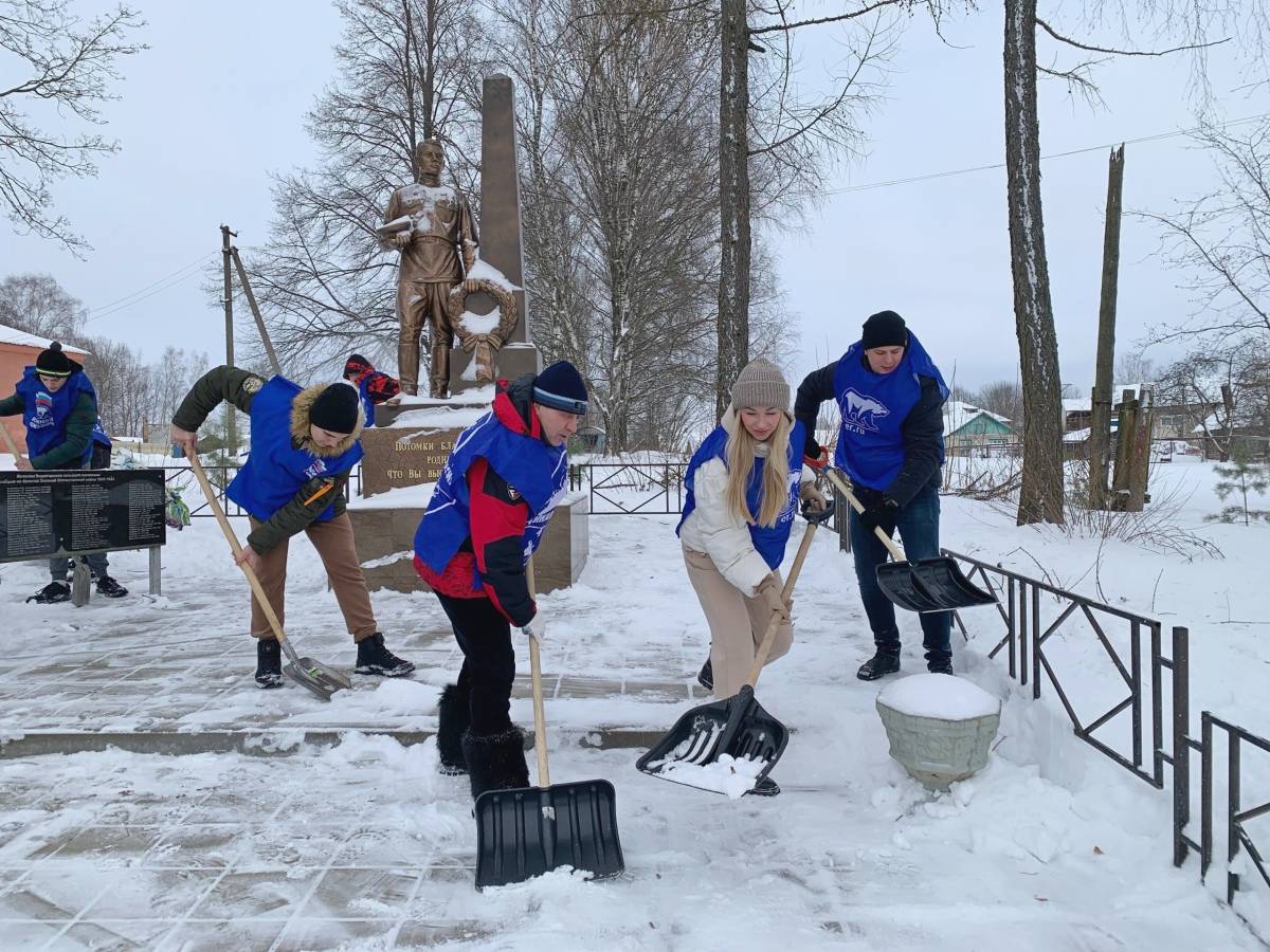 Смоленские единороссы к 23 февраля очистили от снега памятники защитникам Отечества