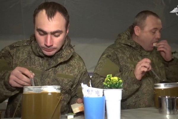 Военные кулинары обеспечивают горячим питанием военнослужащих на передовой 