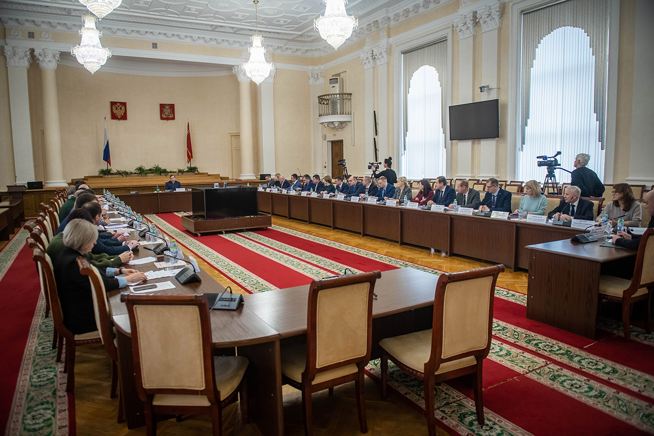 В Смоленской области обсудили работу органов власти с обращениями жителей в интернете