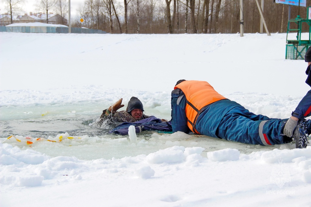 На озере в Соловьиной роще провели учения по спасению провалившегося под лед человека