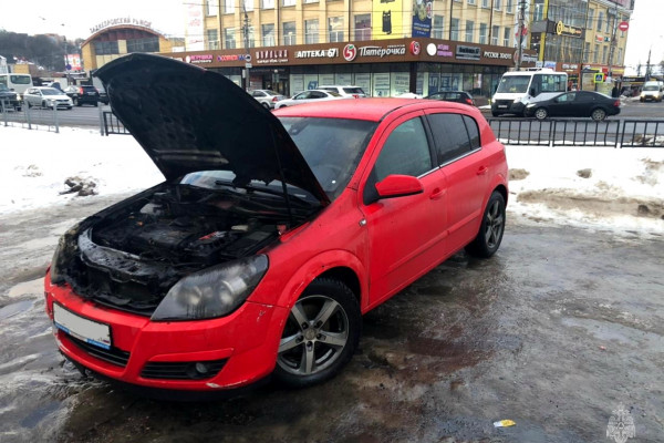 Утром в Смоленске на автостоянке загорелась легковушка Opel Astra
