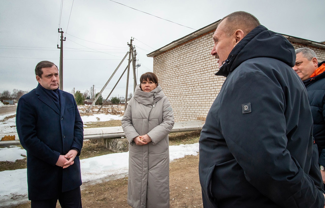 Губернатор проинспектировал новое котельное оборудование в деревне Кайдаково Вяземского района