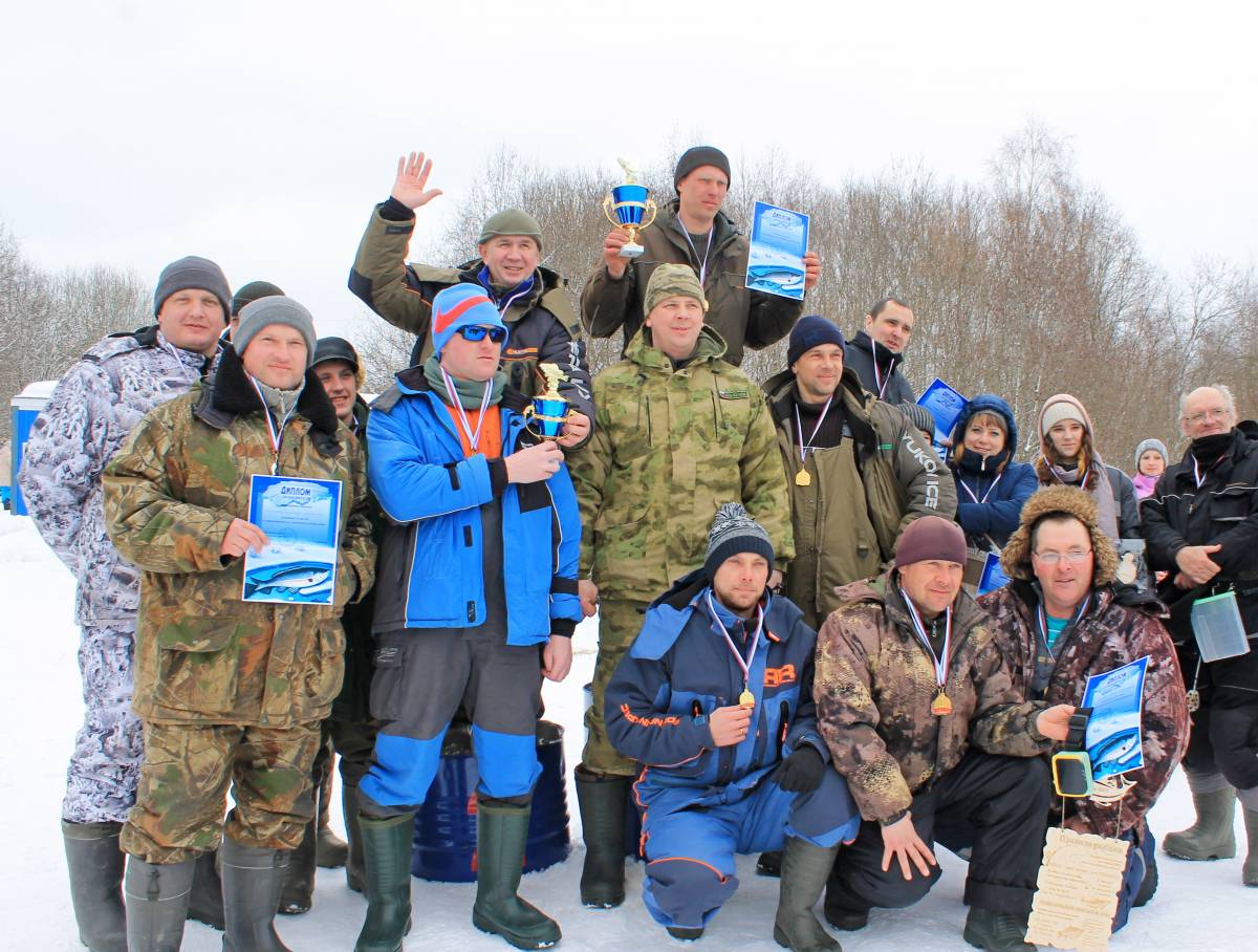 На озере Пениснарь в Смоленской области «Единая Россия» провела соревнования по  зимней рыбалке