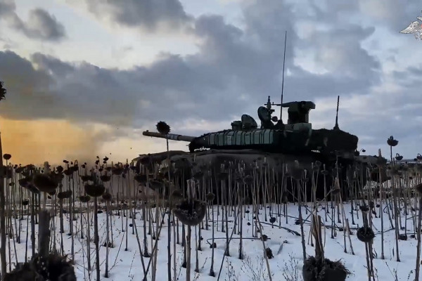В Минобороны РФ поделились видеозаписью боевой работы танков Т-90 в зоне СВО
