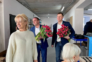 Депутаты облдумы от «Единой России» поздравили с 8 Марта активисток проекта «Ваш тыл-67»