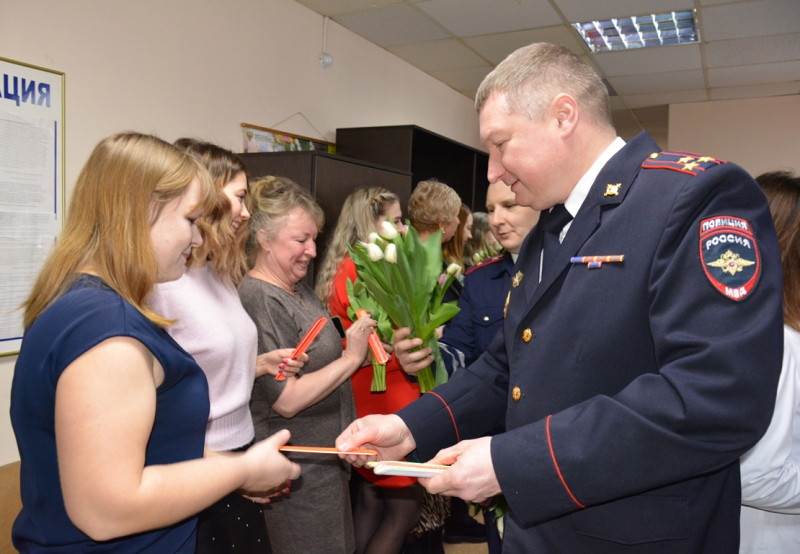 В Смоленске сотрудницы скорой помощи получили поздравления от ГИБДД