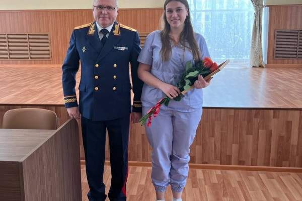 Смоленские следователи поздравили с праздником сотрудниц госпиталя для ветеранов войн