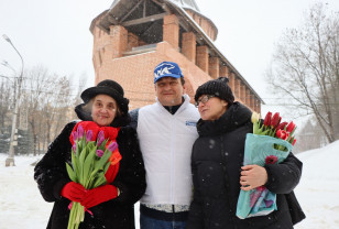 «Единая Россия» поздравляет прекрасных дам на улицах Смоленска