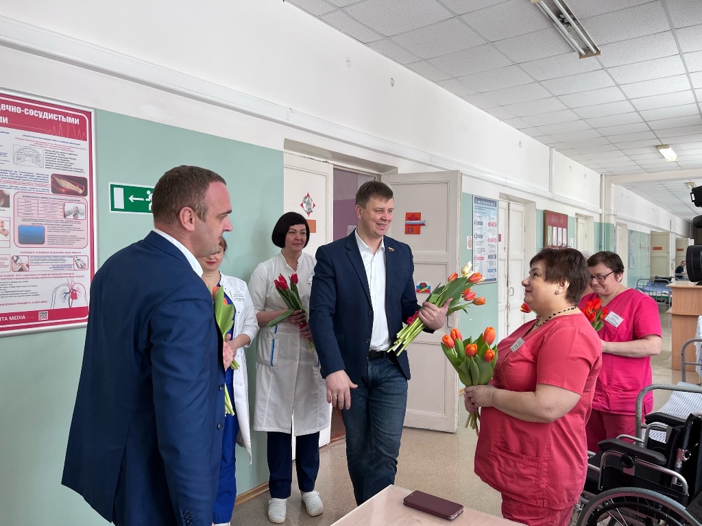 Смоленские депутаты-единороссы поздравили с 8 марта медицинский персонал военного госпиталя
