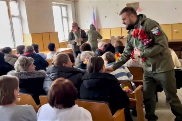 Сергей Неверов и Артём Туров поздравили сотрудниц военного госпиталя в Луганской народной республике