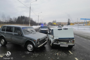 В Смоленске столкнулись автомобили «ВАЗ 213100» и «ВАЗ 2107»