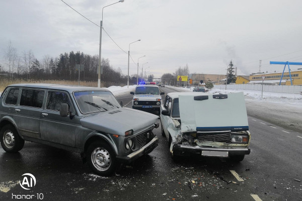 В Смоленске столкнулись автомобили «ВАЗ 213100» и «ВАЗ 2107»
