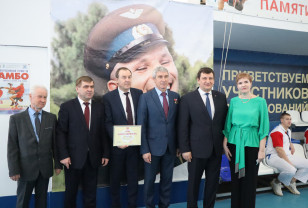 Секретарь реготделения «Единой России» Игорь Ляхов поприветствовал участников турнира по самбо