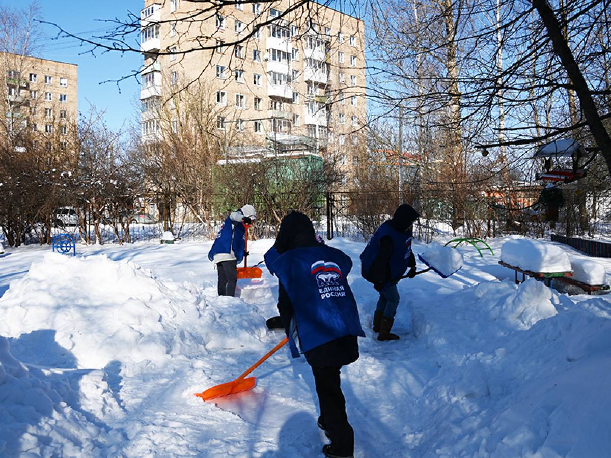 Смоленские активисты «Единой России» провели субботник возле детсада «Загадка»