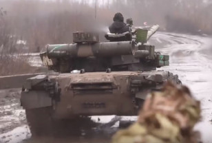 В Минобороны РФ показали кадры боевой работы экипажей танков Т-80 ЗВО в зоне СВО