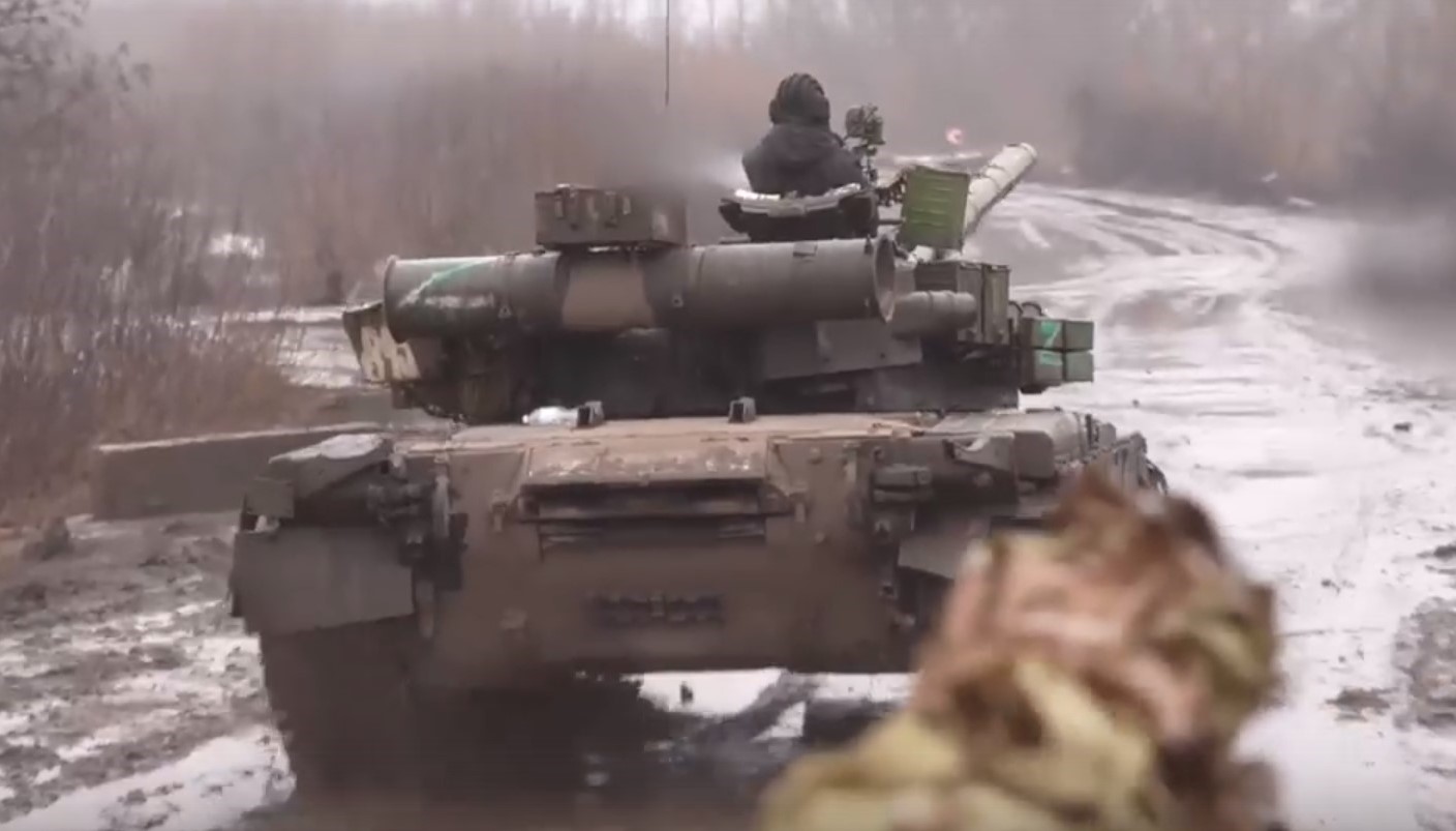 В Минобороны РФ показали кадры боевой работы экипажей танков Т-80 ЗВО в зоне СВО